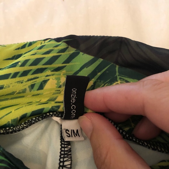 🌿Onzie Bird of Paradise cropped leggings, Sm🌿 - Picture 3 of 4